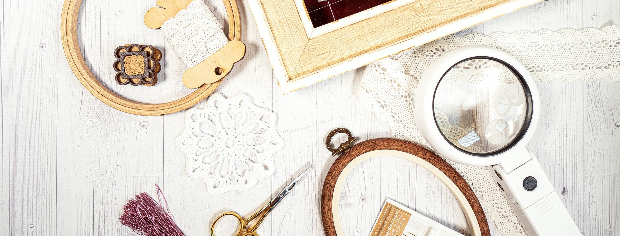 Interno atelier con tavolo da lavoro